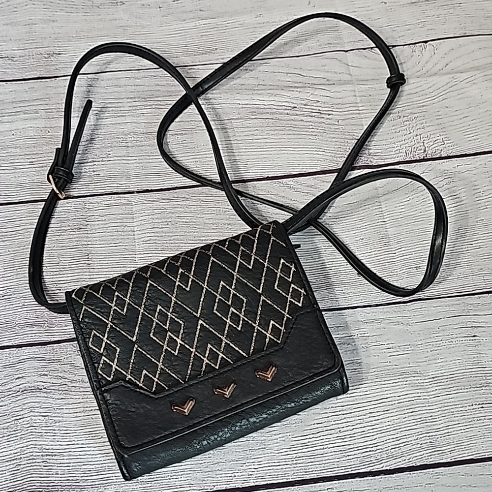 Stella & Dot Sidekick crossbody purse. Black w/gold detailing.